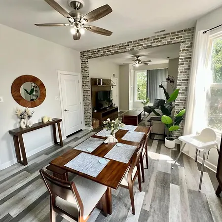 Cozy Apartment 3 Bedroom Near Downtown Parking